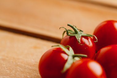 Taze kiraz domates ahşap arka plan üzerinde kapat