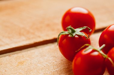 Taze kiraz domates ahşap arka plan üzerinde kapat