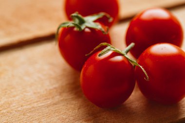 Taze kiraz domates ahşap arka plan üzerinde kapat