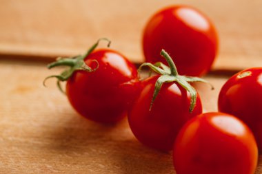 Ahşap arka plan üzerinde taze kiraz domates