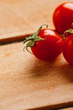 Ahşap arka plan üzerinde taze kiraz domates