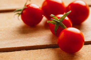 Taze kiraz domates ahşap arka plan üzerinde kapat