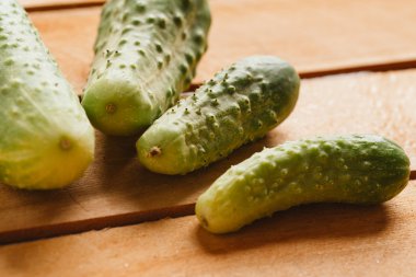 ahşap arka plan üzerinde birkaç taze olgun salatalık