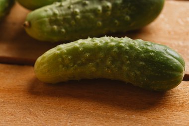 Ahşap arka plan üzerinde taze salatalık yakın çekim