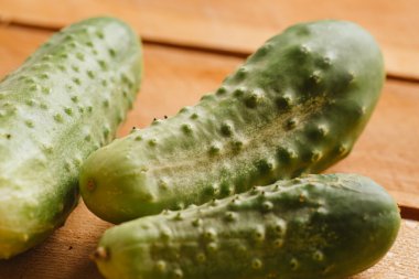 Ahşap arka plan üzerinde taze salatalık yakın çekim