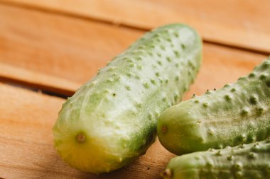 Ahşap arka plan üzerinde taze salatalık yakın çekim