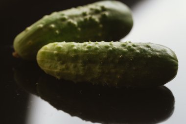 Karanlık bir arka plan üzerinde taze salatalık yakın çekim