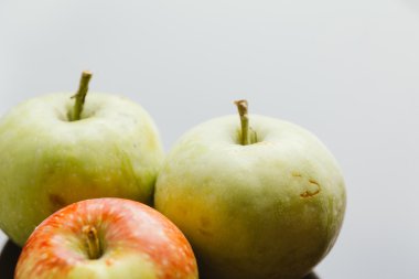 karanlık bir arka plan üzerinde birkaç taze olgun elma