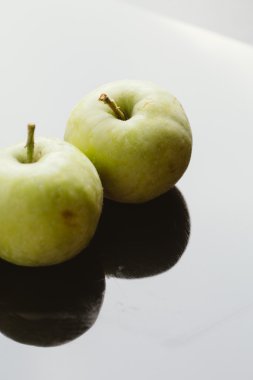 karanlık bir arka plan üzerinde birkaç taze olgun elma