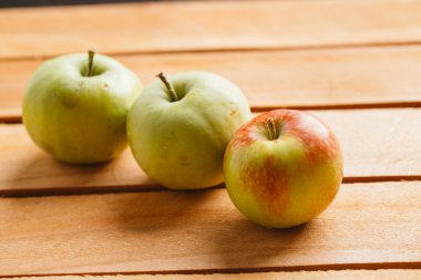 ahşap arka plan üzerinde birkaç taze olgun elma