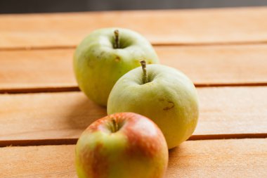 ahşap arka plan üzerinde birkaç taze olgun elma
