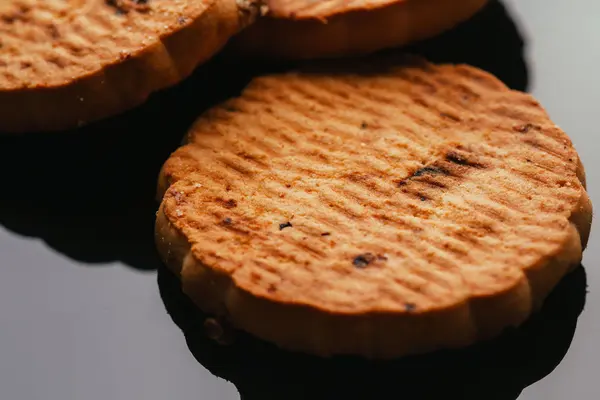 Biscoitos frescos com passas close-up em um fundo escuro — Fotografia de Stock