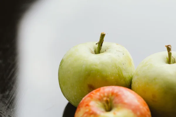 Несколько свежих спелых яблок на темном фоне — стоковое фото
