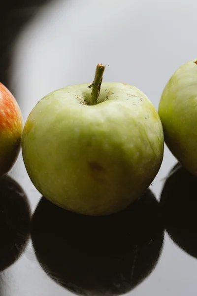 Several fresh ripe apples on a dark background — Stock Photo, Image
