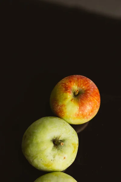 Câteva mere proaspete coapte pe un fundal întunecat — Fotografie, imagine de stoc