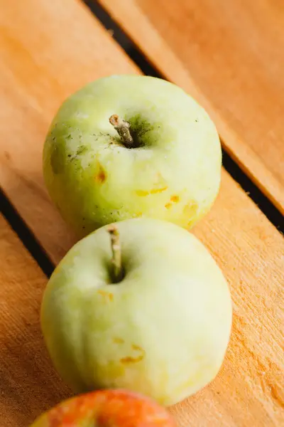 几种新鲜熟透了的苹果木的背景 — 图库照片