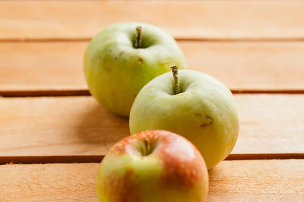 Ahşap arka plan üzerinde birkaç taze olgun elma — Stok fotoğraf