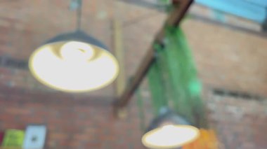 Bir kafedeki estetik lambanın soyut bulanık arkaplanı