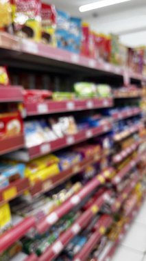 Minimarket ya da bakkaldan alınmış soyut bir arka plan. Bulanık minimarket dükkanı