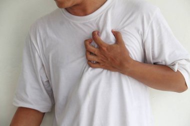 Genç bir Asyalı adamın kalp sorunları var..