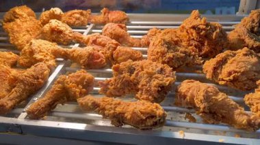 Bir vitrinde servis edilen kızarmış tavuk manzarası