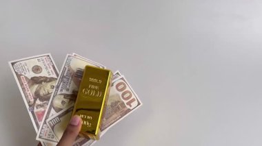 Yatırım için altın külçeleri ve dolarların yakın plan görüntüsü. Altının bir yatırım aracı olarak resmedilmesi. Ekonomik sorunlar için altın.