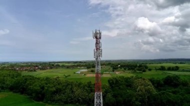 Bir Üs Alıcı İstasyonu 'nun (BTS) hava görüntüsü ya da yakın mesafeden telekomünikasyon kulesi.