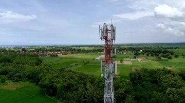 Bir Üs Alıcı İstasyonu 'nun (BTS) hava görüntüsü ya da yakın mesafeden telekomünikasyon kulesi.