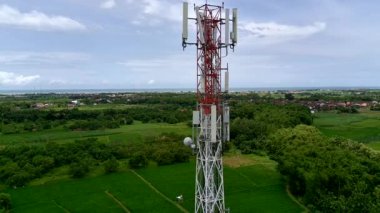 Bir Üs Alıcı İstasyonu 'nun (BTS) hava görüntüsü ya da yakın mesafeden telekomünikasyon kulesi.