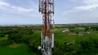 Bir Üs Alıcı İstasyonu 'nun (BTS) hava görüntüsü ya da yakın mesafeden telekomünikasyon kulesi.