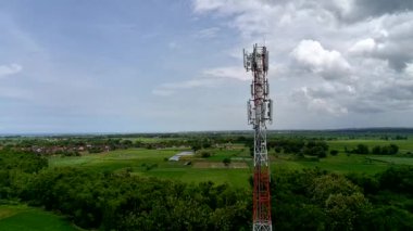 Bir Üs Alıcı İstasyonu 'nun (BTS) hava görüntüsü ya da yakın mesafeden telekomünikasyon kulesi.