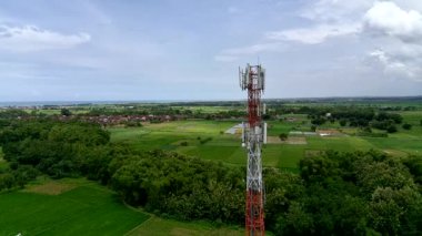 Bir Üs Alıcı İstasyonu 'nun (BTS) hava görüntüsü ya da yakın mesafeden telekomünikasyon kulesi.