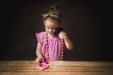 küçük kız Aynaya bakar