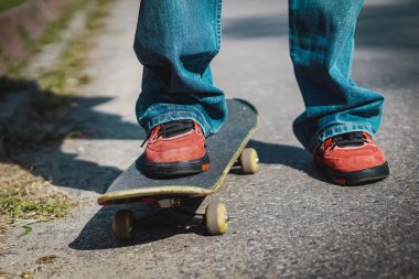 bir kaykay üzerinde duran çocuk