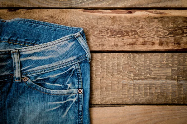 Jeans auf einem Holztisch — Stockfoto