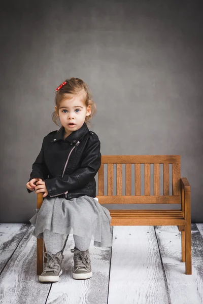 Ahşap bir bankta oturan kız — Stok fotoğraf