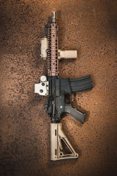 Штурмова гвинтівка на іржавій сталевій пластині — стокове фото