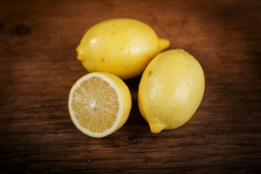 Tahta masadaki limon