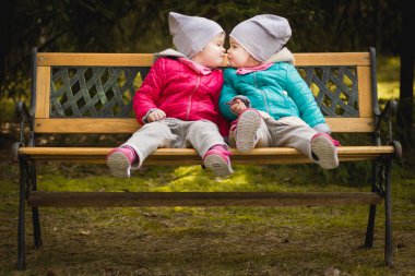 Kardeşler birbirlerini bir öpücük ver.