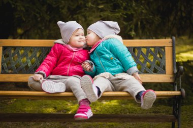 Kardeşler birbirlerini bir öpücük ver.