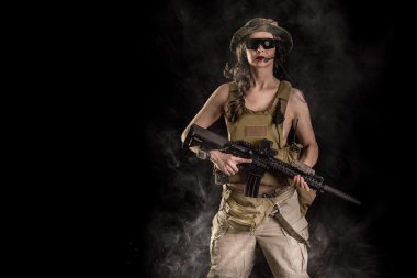 Saldırı tüfeği ile kız