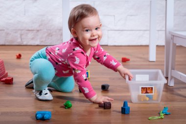 oynarken sevimli küçük kız