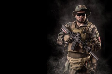 Özel Kuvvetler operatör saldırı tüfeği ile