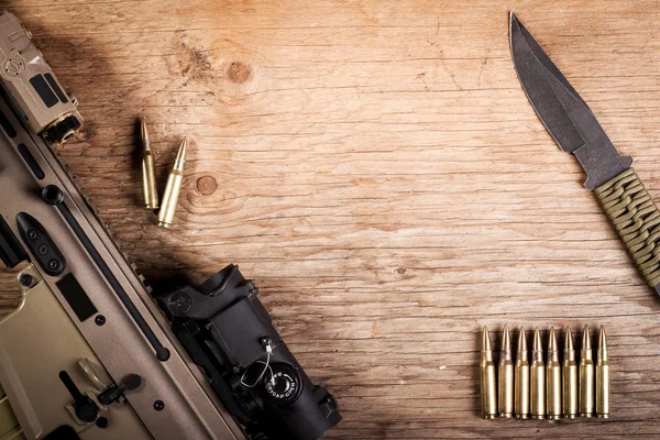 ahşap bir masa üzerinde saldırı tüfeği