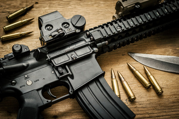 автомат на деревянном столе
