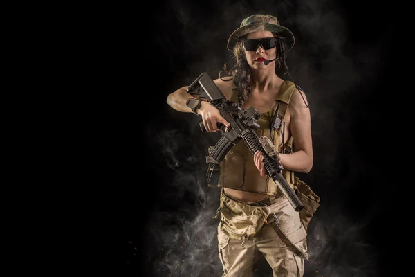 Donna soldato d'elite con pistola — Foto Stock