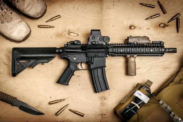 Rifle de assalto em uma mesa de madeira — Fotografia de Stock