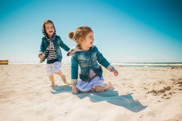 Zwei Mädchen spielen am Strand — Stockfoto