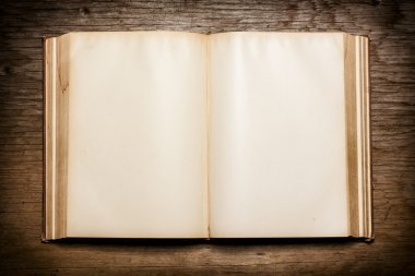 Masanın üzerine eski açık kitap