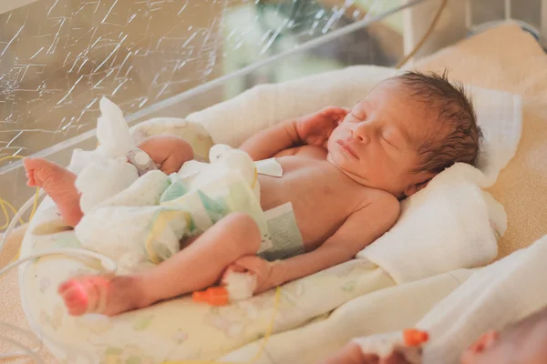 Hastanede yeni doğan bebek uyku